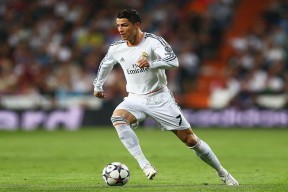 爱游戏在线登录入口-贝尔哈德·福特：凭借高超的球技与战术意识，让全黑队的攻防体系更上一层楼